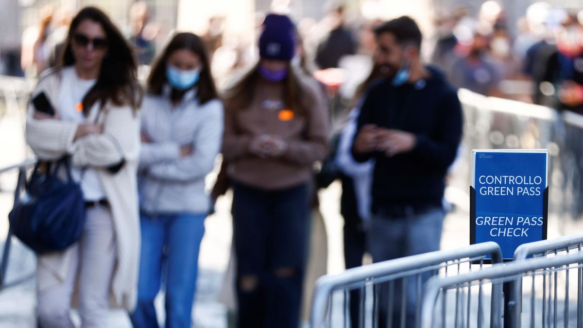Una señal de control de pasaporte covid recibe a los visitantes a la entrada del Coliseo. Una señal de control de pasaporte covid recibe a los visitantes a la entrada del Coliseo.