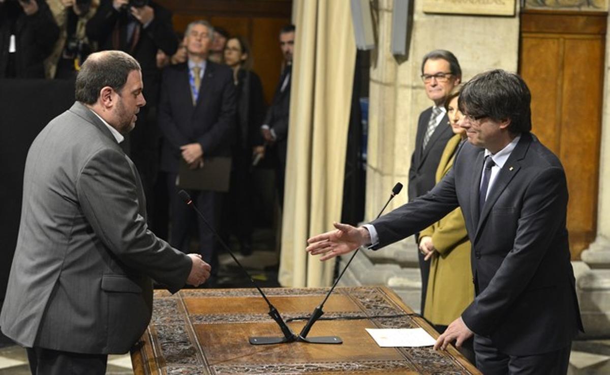  El vicepresidente de la Generalitat, Oriol Junqueras, toma posesión de su cargo, este jueves en el Palau.