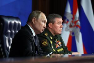El presidente ruso, Vladímir Putin, y el jefe de las fuerzas rusas en Ucrania, Valeri Guerásimov.