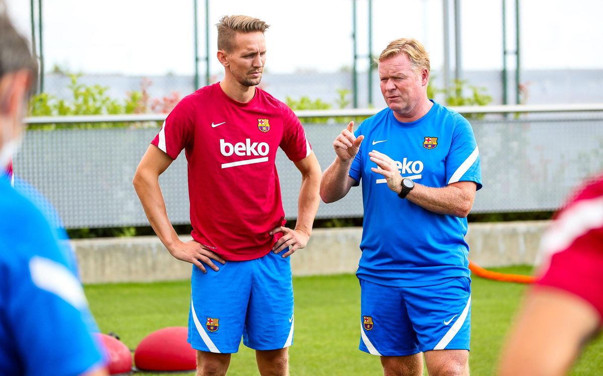 Koeman da instrucciones a Luuk de Jong en su primer entrenamiento con el Barça. Koeman da instrucciones a Luuk de Jong en su primer entrenamiento con el Barça.
