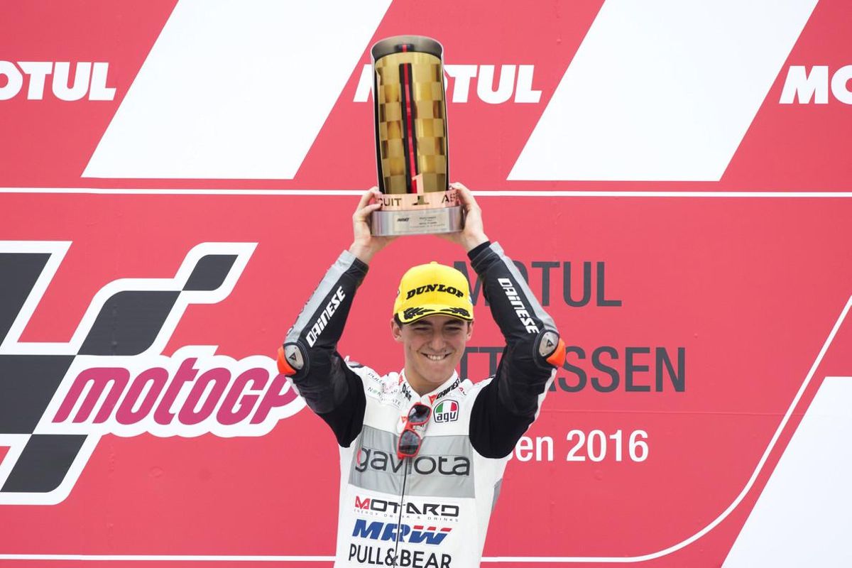 Francesco Bagnaia celebra su victoria en Moto3, en el circuito de Assen. Francesco Bagnaia celebra su victoria en Moto3, en el circuito de Assen.