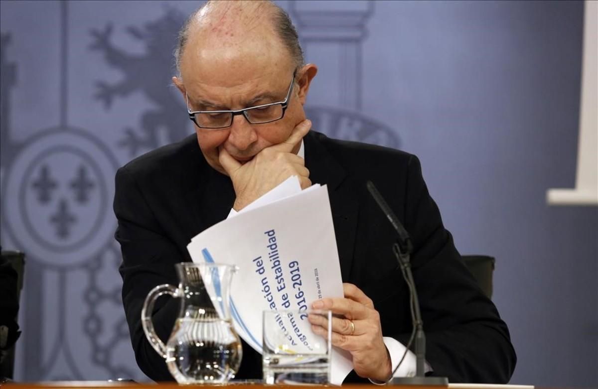 El ministro de Hacienda, Cristóbal Montoro, en rueda de prensa posterior al Consejo de Ministros. El ministro de Hacienda, Cristóbal Montoro, en rueda de prensa posterior al Consejo de Ministros.