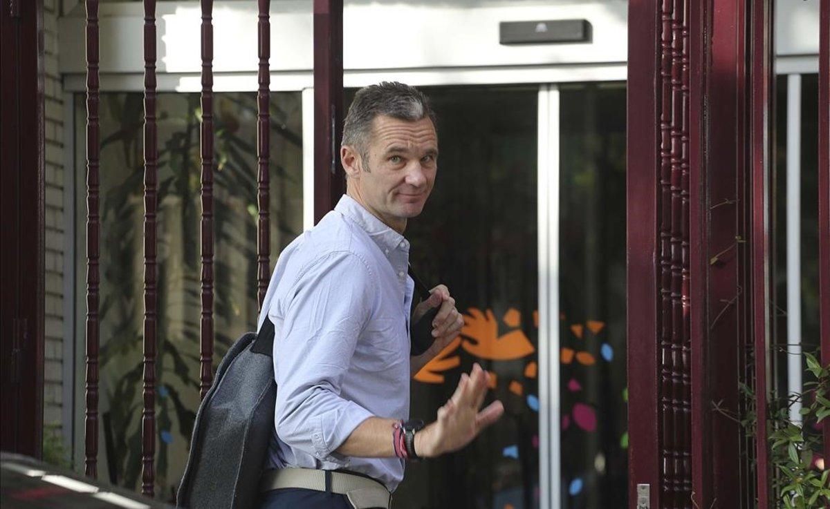 Iñaki Urdangarin llega a la residencia Don Orione para cumplir con servicios sociales. Iñaki Urdangarin llega a la residencia Don Orione para cumplir con servicios sociales.