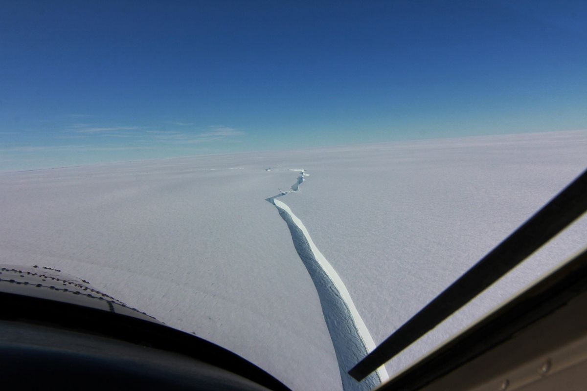 Un enorme iceberg se desprende en la Antártida cerca de una estación británica Un enorme iceberg se desprende en la Antártida cerca de una estación británica