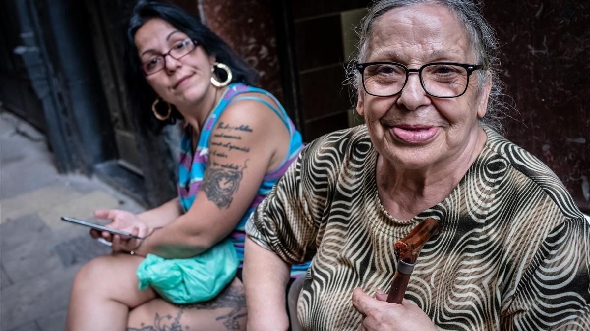 Manuela, junto a su hija, en octubre del año pasado, en la calle de Obradors. Manuela, junto a su hija, en octubre del año pasado, en la calle de Obradors.