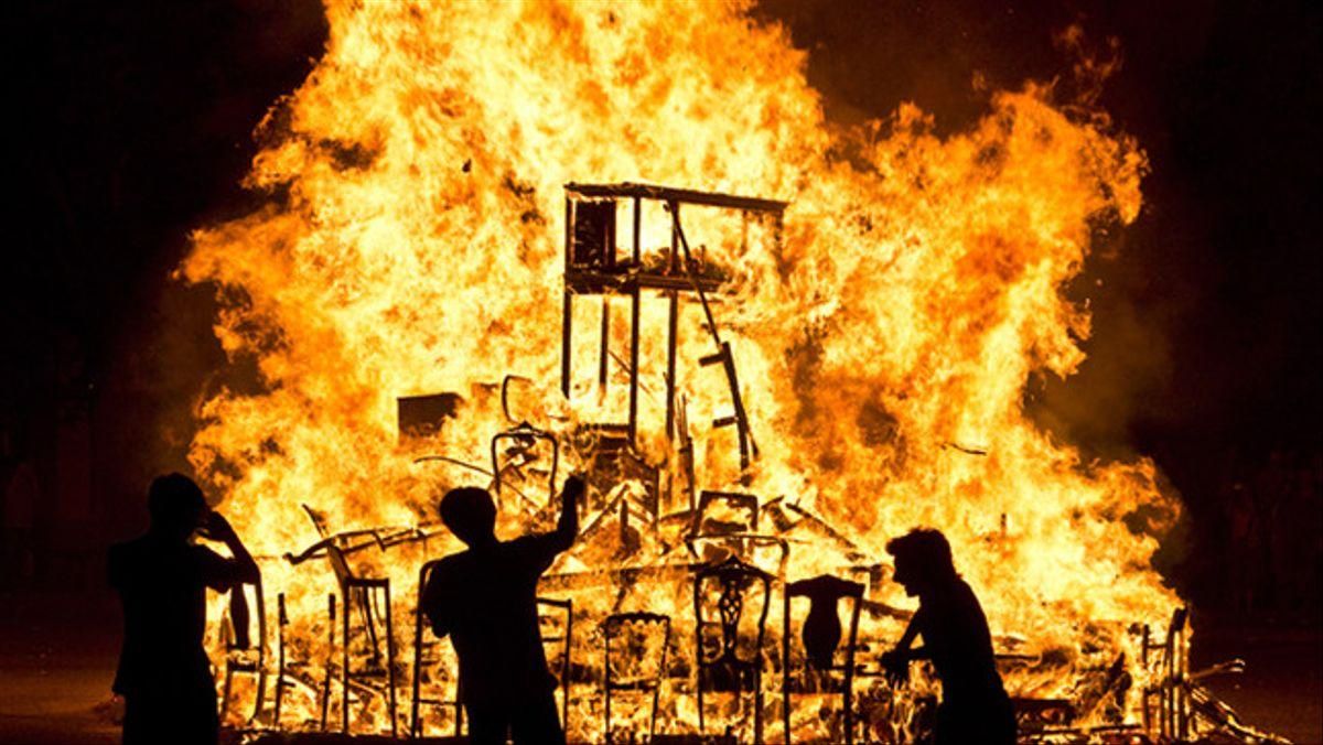 La noche de Sant Joan se encienden hogueras en diferentes puntos de España. La noche de Sant Joan se encienden hogueras en diferentes puntos de España.