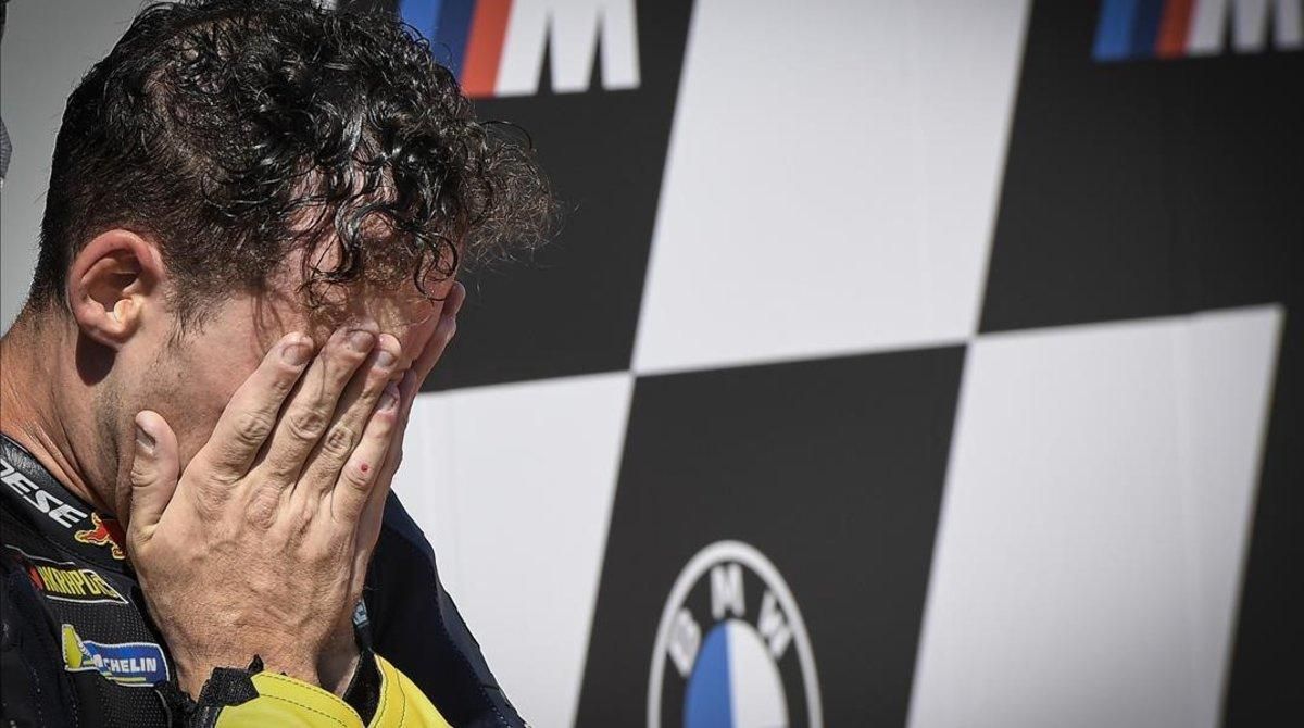El piloto catalán Pol Espargaró (KTM) celebró, hoy, así la primera ’pole’ de su vida en MotoGP. El piloto catalán Pol Espargaró (KTM) celebró, hoy, así la primera ’pole’ de su vida en MotoGP.