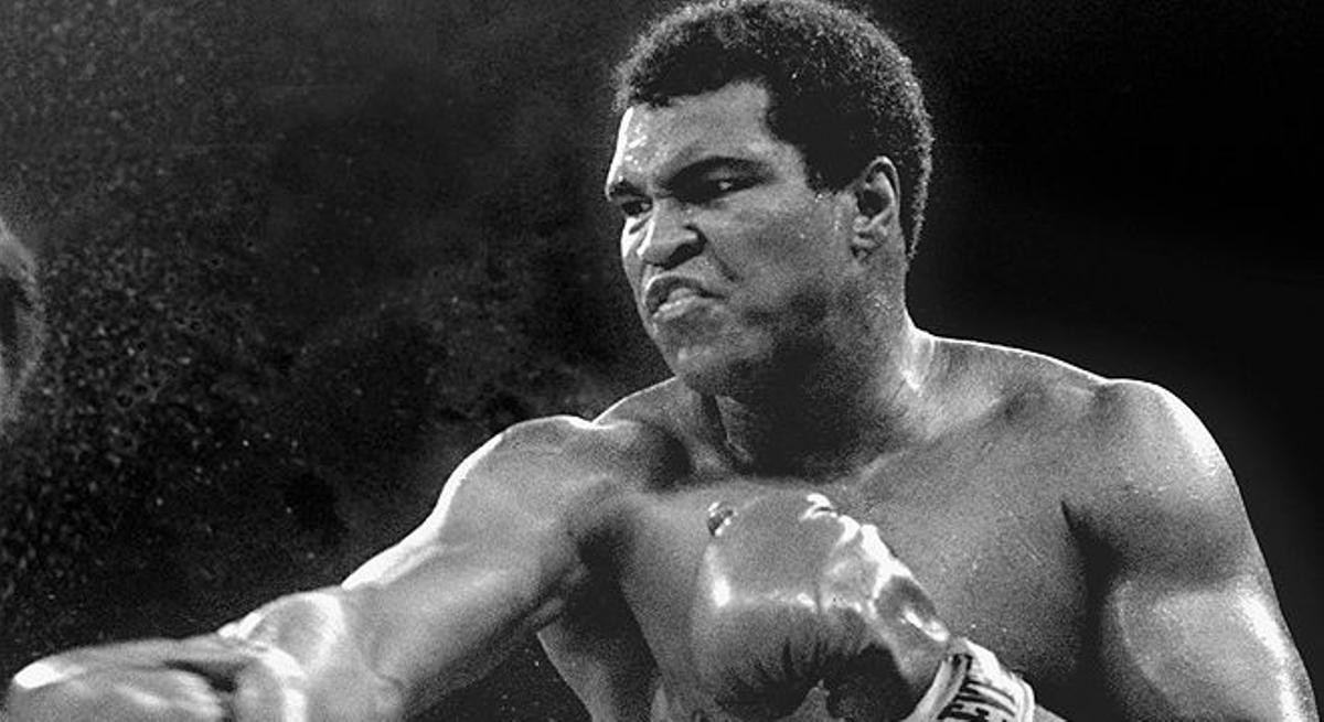 El legendario excampeón de peso pesado e icono social deMuhammad Ali ha muerto a los 74 años en Phoenix por problemas respiratorios.