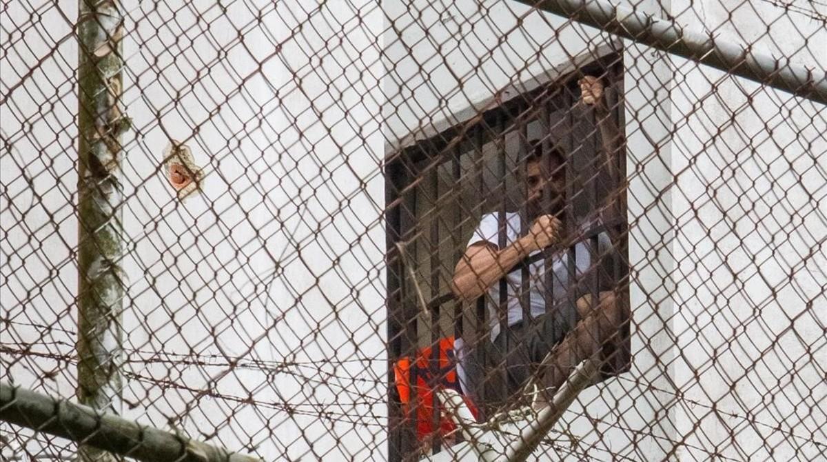 Leopoldo López en la ventana de su celda.