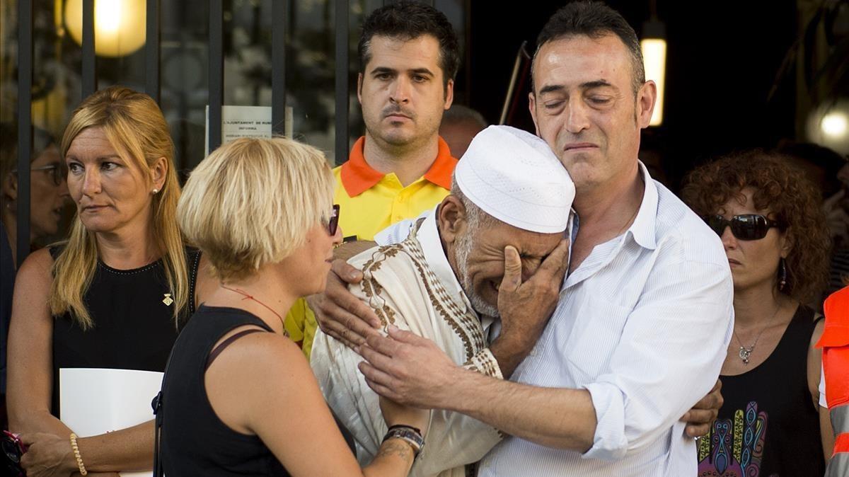 Javier Martínez,  el padre de de Xavi, y Silvia la madre de la víctima de tres años de los atentados de Las Ramblas  emocionados junto al imán Driss Sallym en Rubí.