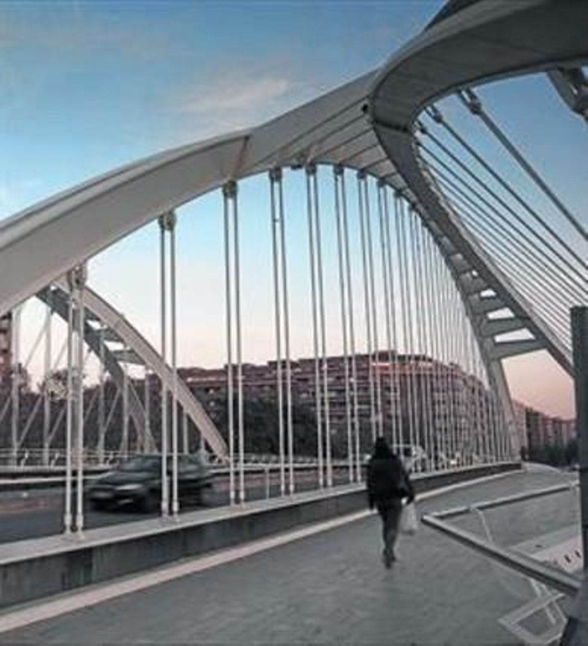 Antropomórfico 8El puente de Calatrava en Bac de Roda. Antropomórfico 8El puente de Calatrava en Bac de Roda.