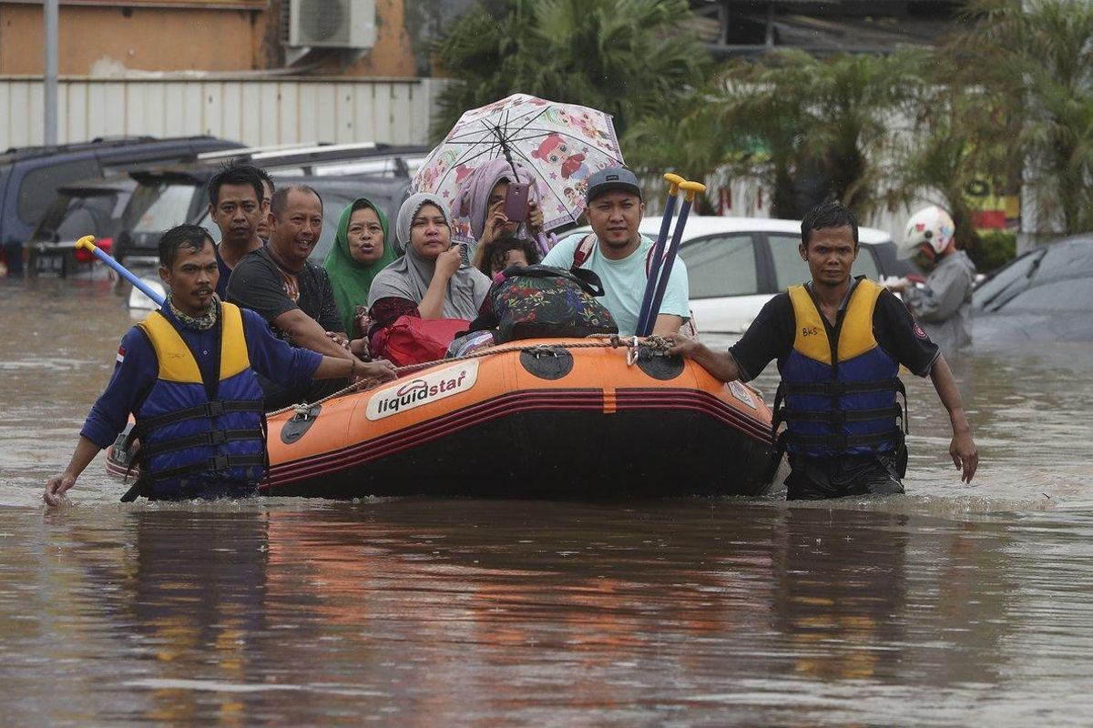 Las inundaciones y corrimientos de tierra afectan cada año a Indonesia. Las inundaciones y corrimientos de tierra afectan cada año a Indonesia.