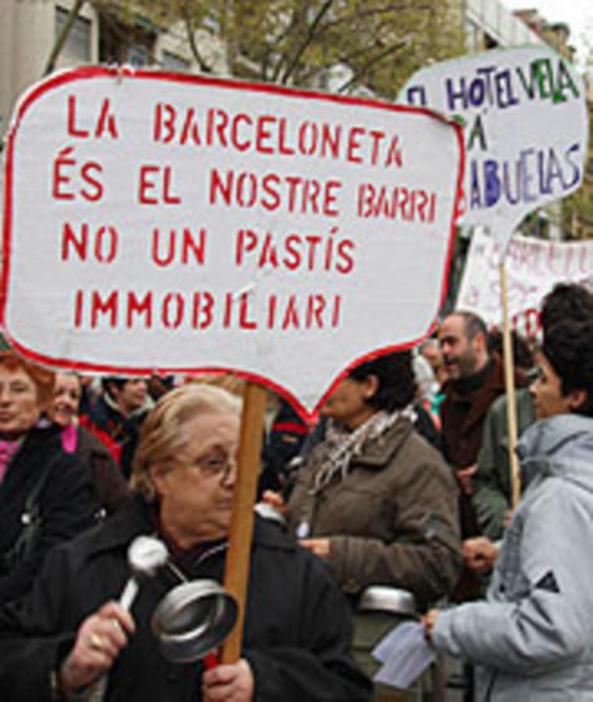 Vecinos De La Barceloneta Se Manifiestan Contra El Plan De Los Ascensores 5564