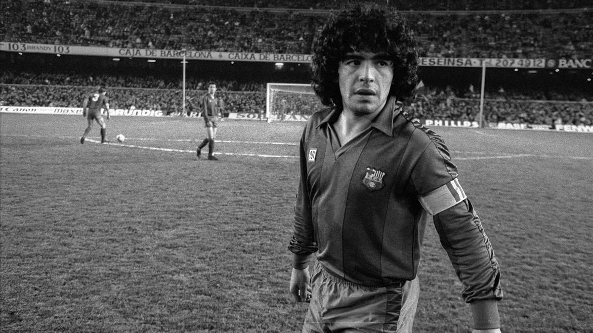 Maradona en un partido en el Camp Nou entre el Barça y el Real Madrid en noviembre de 1985. Maradona en un partido en el Camp Nou entre el Barça y el Real Madrid en noviembre de 1985.