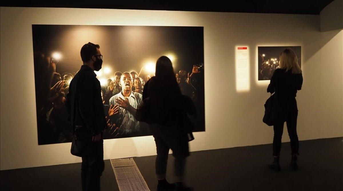 Visitantes en la exposición World Press Photo 2020 de Barcelona. Visitantes en la exposición World Press Photo 2020 de Barcelona.
