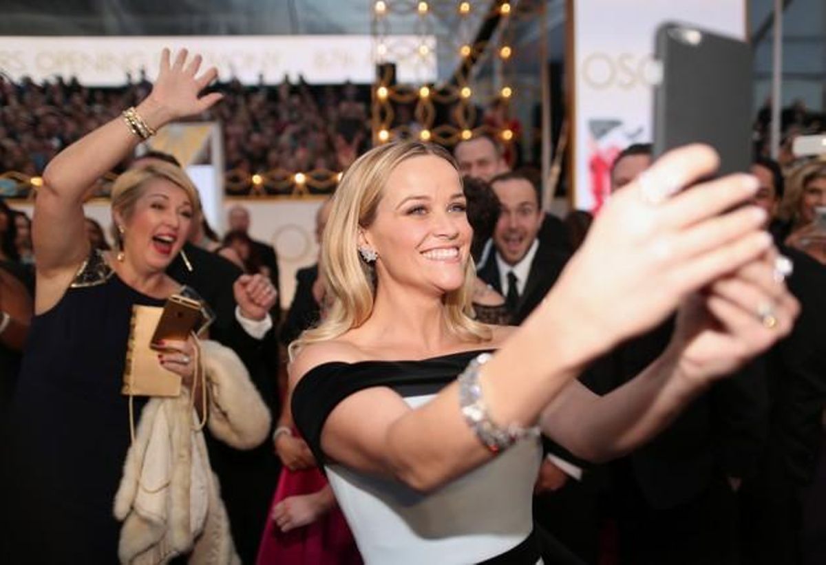 Reese Witherspoon se hace un sefi a su llegada al teatro Dolby. Reese Witherspoon se hace un sefi a su llegada al teatro Dolby.