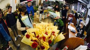 Els floristes carreguen contra la barra lliure de parades de roses de Sant Jordi