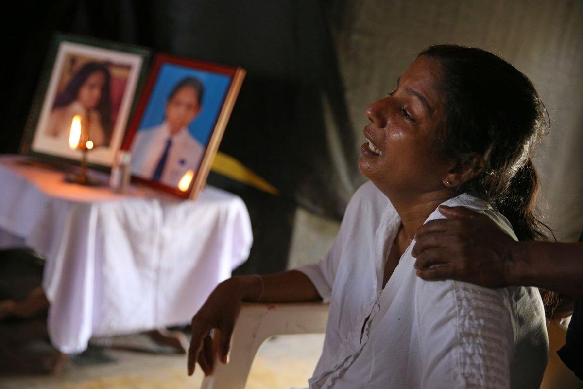 Una mujer llora la muerte de su hijo de 13 años, fallecido en el ataque a la iglesia de San Sebastián, en Negombo (Sri Lanka). Una mujer llora la muerte de su hijo de 13 años, fallecido en el ataque a la iglesia de San Sebastián, en Negombo (Sri Lanka).