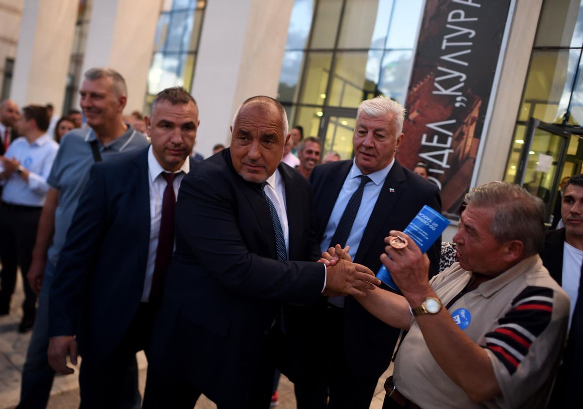 El partido conservador GERB del populista Boiko Borisov (c), tres veces primer ministro entre 2009 y 2021 se sitúa como favorito con una intención de voto en torno al 25 %. EFE/EPA/VASSIL DONEV El partido conservador GERB del populista Boiko Borisov (c), tres veces primer ministro entre 2009 y 2021 se sitúa como favorito con una intención de voto en torno al 25 %. EFE/EPA/VASSIL DONEV