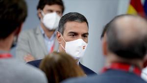Pedro Sánchez charla con los periodistas tras su comparecencia ante los medios el pasado 25 de agosto en la Moncloa. 