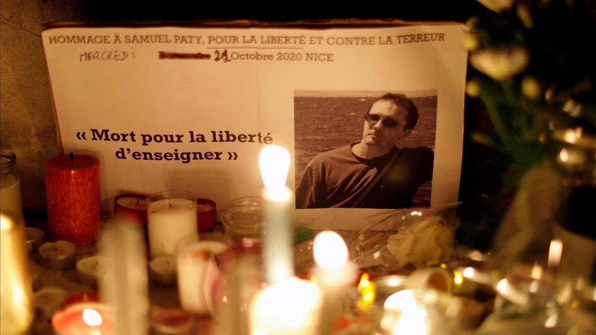 Homenaje al profesor asesinado Samuel Paty en las calles de Conflans-Sainte-Honorine.