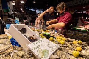 Consumición de ostras, la nueva moda que más sorprende de la Boquería del 2021.