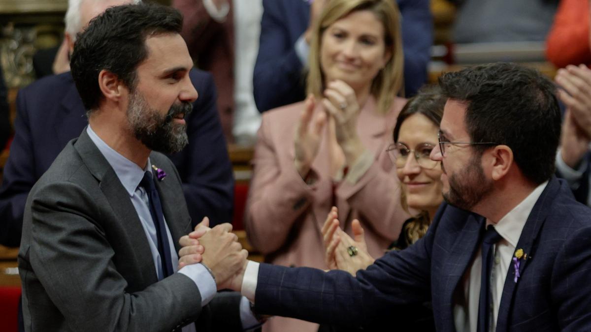 Torrent, felicitado por el presidente de la Generalitat, Pere Aragonès, durante el pleno del Parlament tras conocerse la noticia de que el TSJC le ha absuelto a él y a los antiguos miembros de la Mesa.