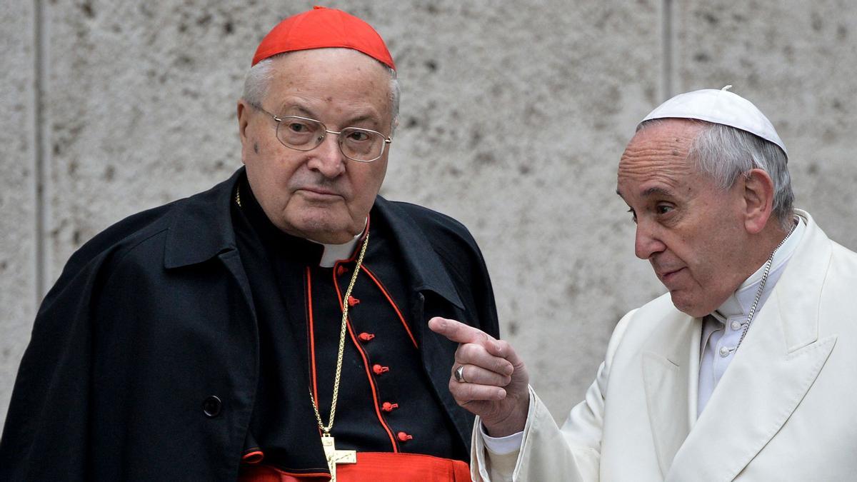  El Papa Francisco habla con el cardenal italiano Angelo Sodano.