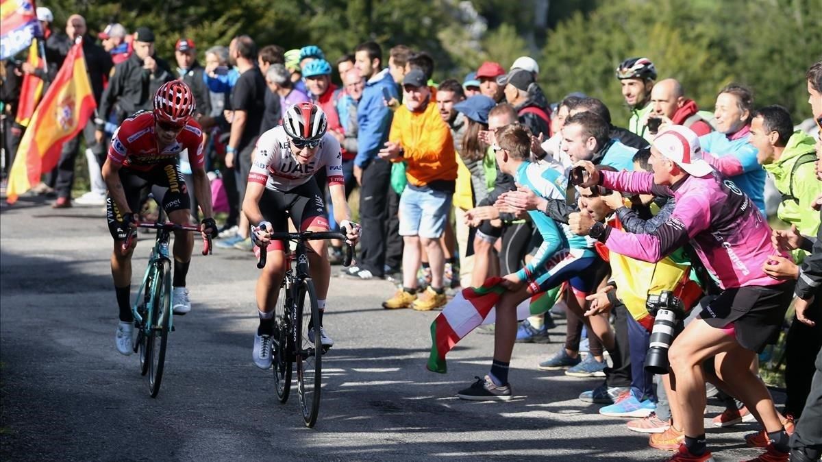 Pogacar, de blanco, y Roglic, en plena ofensiva en Los Machucos. Pogacar, de blanco, y Roglic, en plena ofensiva en Los Machucos.