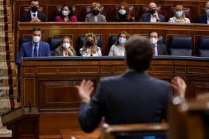El presidente del Gobierno, Pedro Sánchez, atiende la pregunta del líder del PP, Pablo Casado, durante la sesión de control al Ejecutivo en el Congreso de este 16 de febrero de 2022.