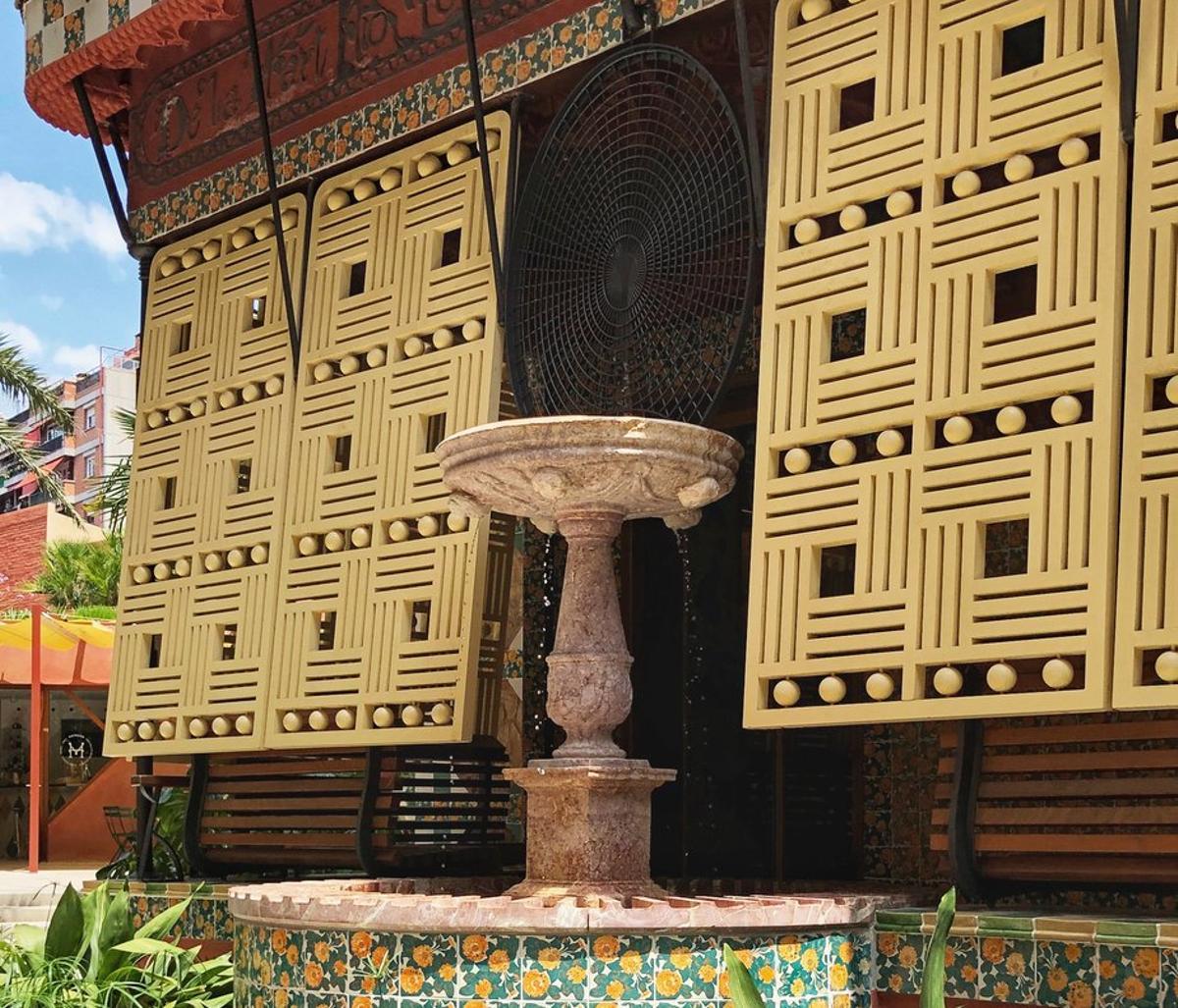 La fuente de Casa Vicens. La fuente de Casa Vicens.