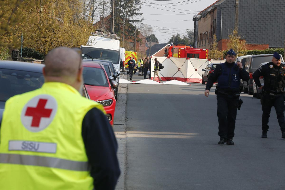 Servicios médicos y de la policía trabajando en el área donde un coche ha atropellado a diversas personas de carnaval con cuatro fallecidos