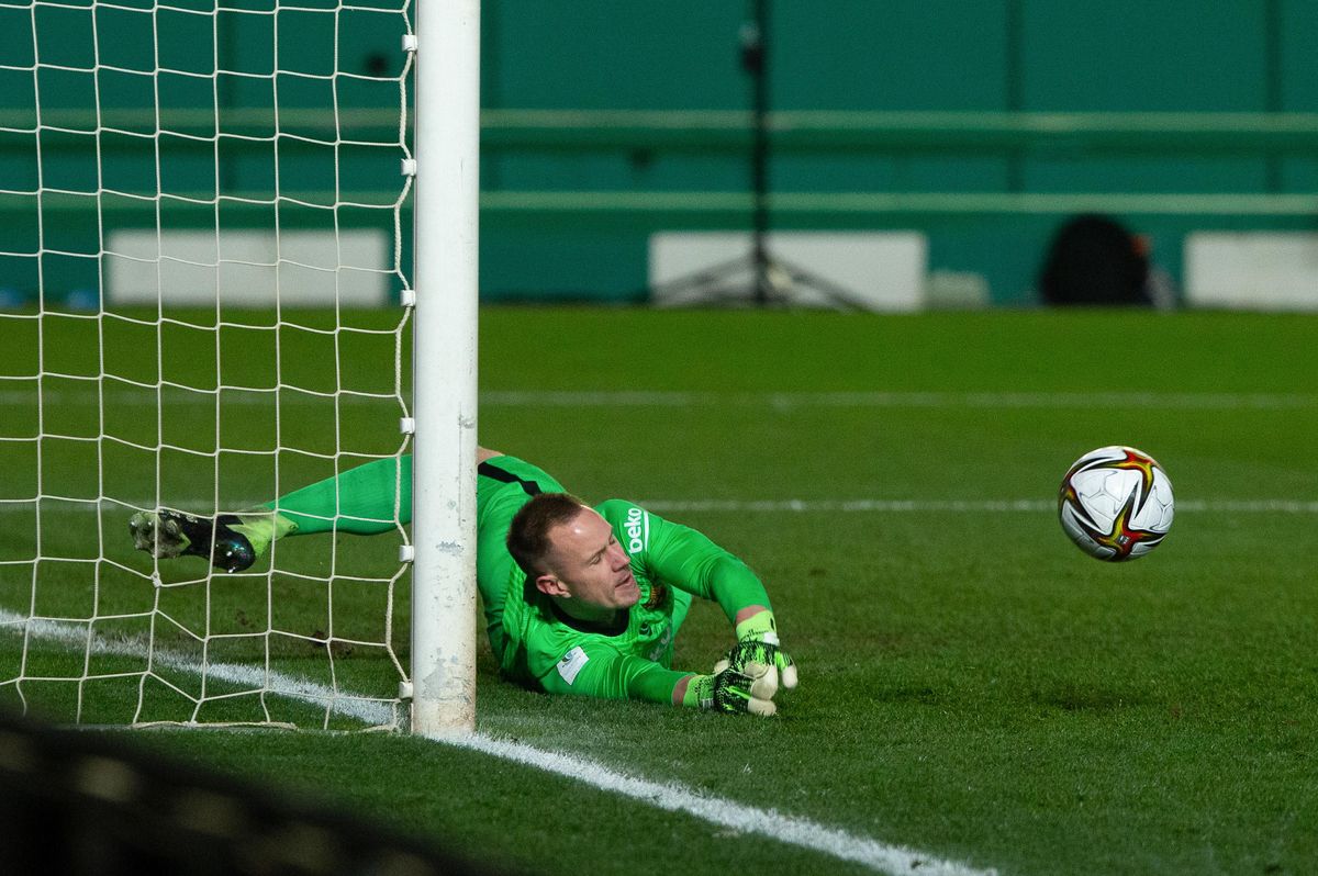 Ter Stegen para el primer penalti de la tanda de la Supercopa. Ter Stegen para el primer penalti de la tanda de la Supercopa.