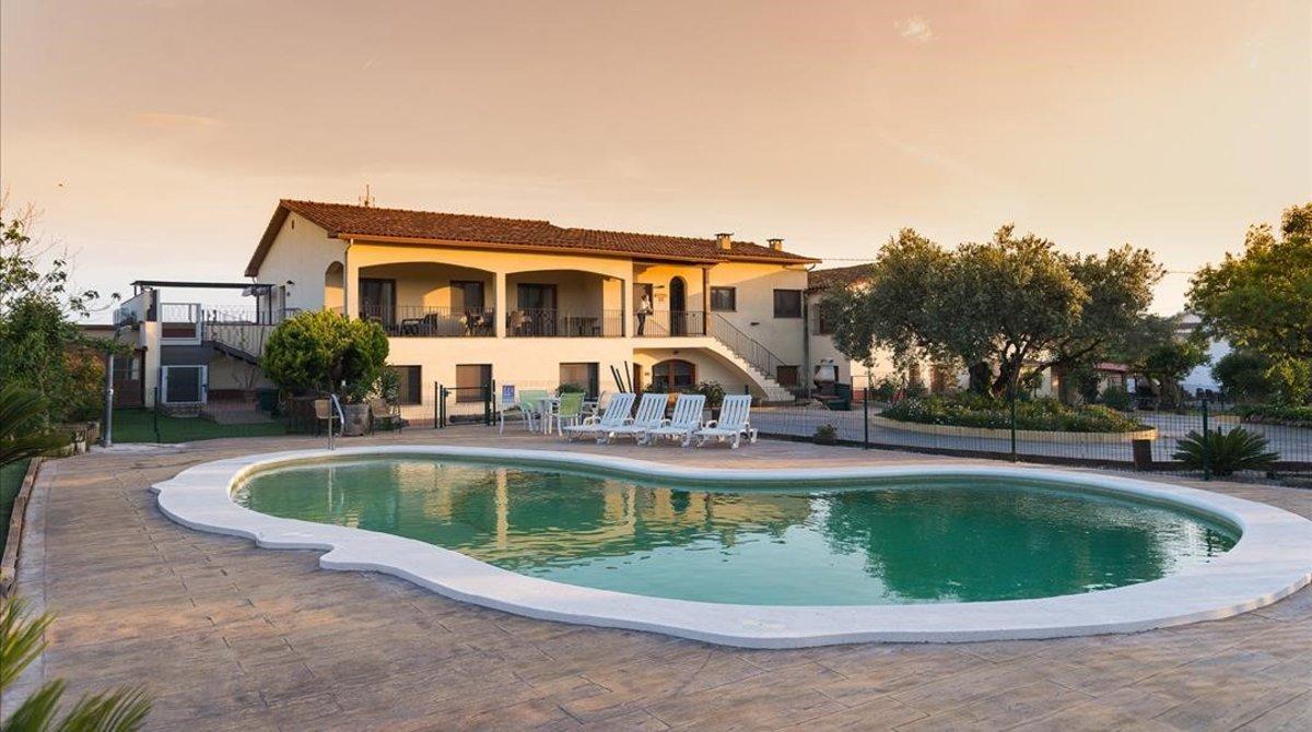 Can Gual es un establecimiento de turismo rural situado en el municipio de l’Ametlla del Vallès (Vallès Oriental). Can Gual es un establecimiento de turismo rural situado en el municipio de l’Ametlla del Vallès (Vallès Oriental).