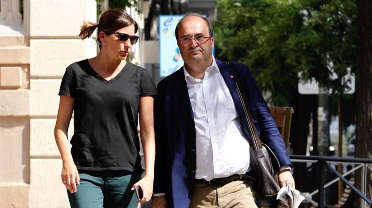 Iceta, junto a una colaboradora, llega a la sede del PSOE, este miércoles. Iceta, junto a una colaboradora, llega a la sede del PSOE, este miércoles.