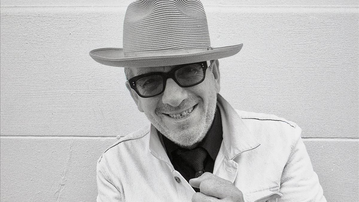 Elvis Costello, en una imagen promocional Elvis Costello, en una imagen promocional