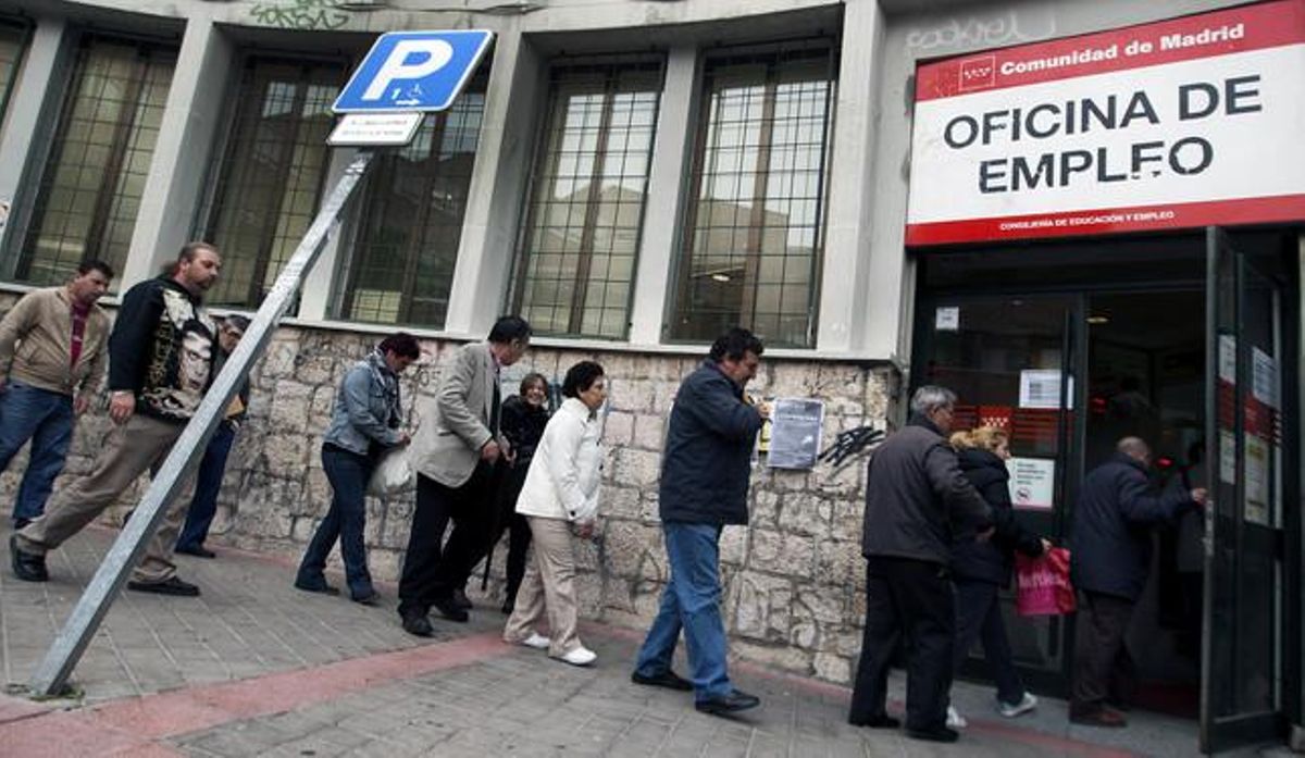 Colas de parados frente a una oficina de empleo, en Madrid. Colas de parados frente a una oficina de empleo, en Madrid.