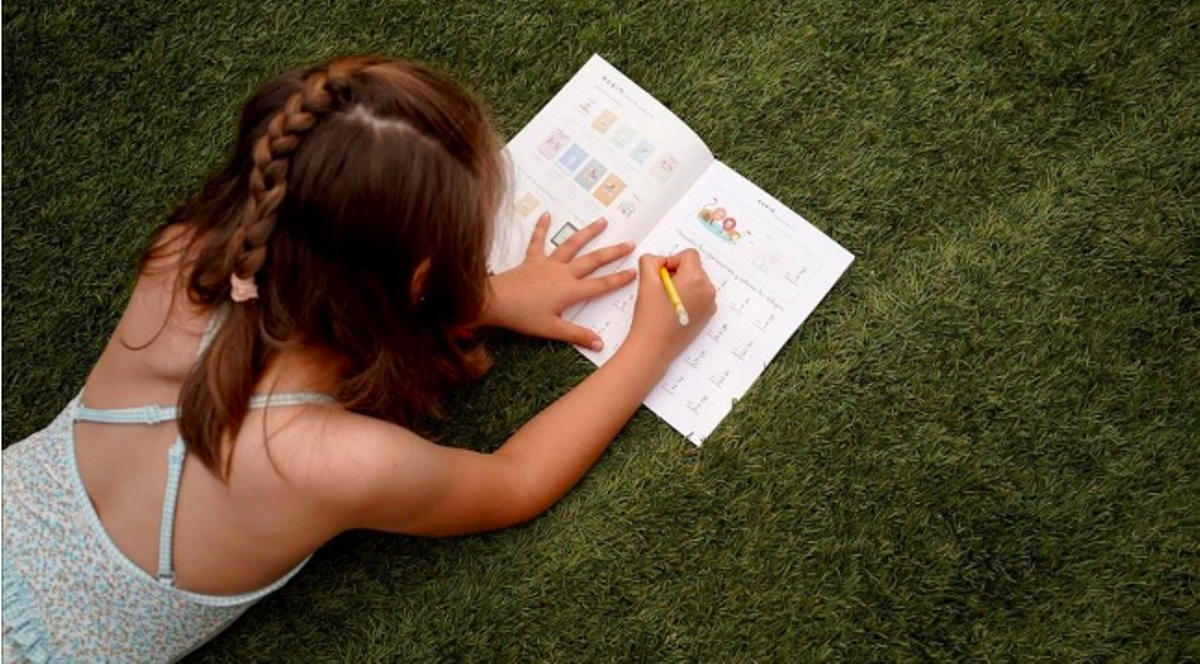 Una niña, realizando unos ejercicios de matemáticas Una niña, realizando unos ejercicios de matemáticas