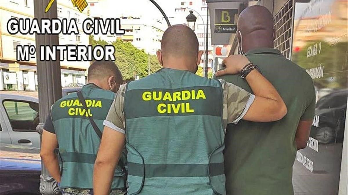 Cau una xarxa que es feia passar per oficials de l'Exèrcit dels EUA per estafar dones amb falses relacions Cau una xarxa que es feia passar per oficials de l'Exèrcit dels EUA per estafar dones amb falses relacions