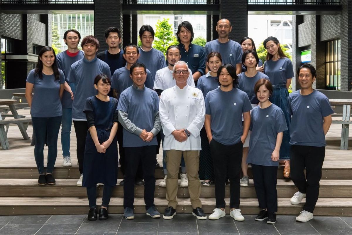 Escribà junto a Nakamura y el equipo de El Xiringuito Tokio. Escribà junto a Nakamura y el equipo de El Xiringuito Tokio.