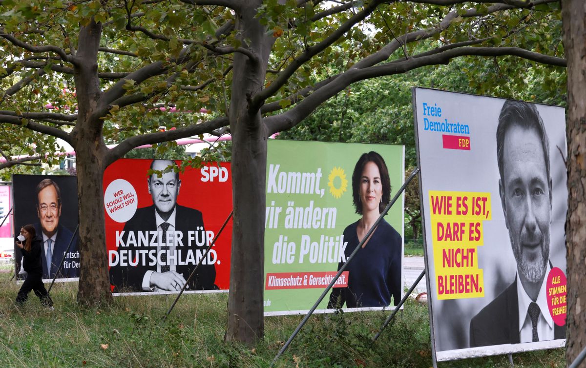 Carteles electorales en un parque. Carteles electorales en un parque.