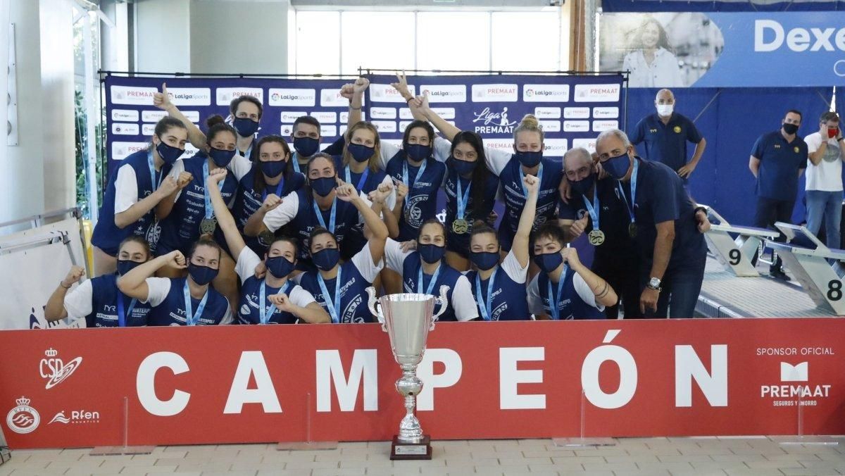 Las jugadoras del Astralpool Sabadell celebran el título en Can Llong. Las jugadoras del Astralpool Sabadell celebran el título en Can Llong.