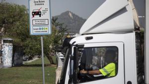 Un camionero se adentra en la zona de bajas emisiones de Barcelona