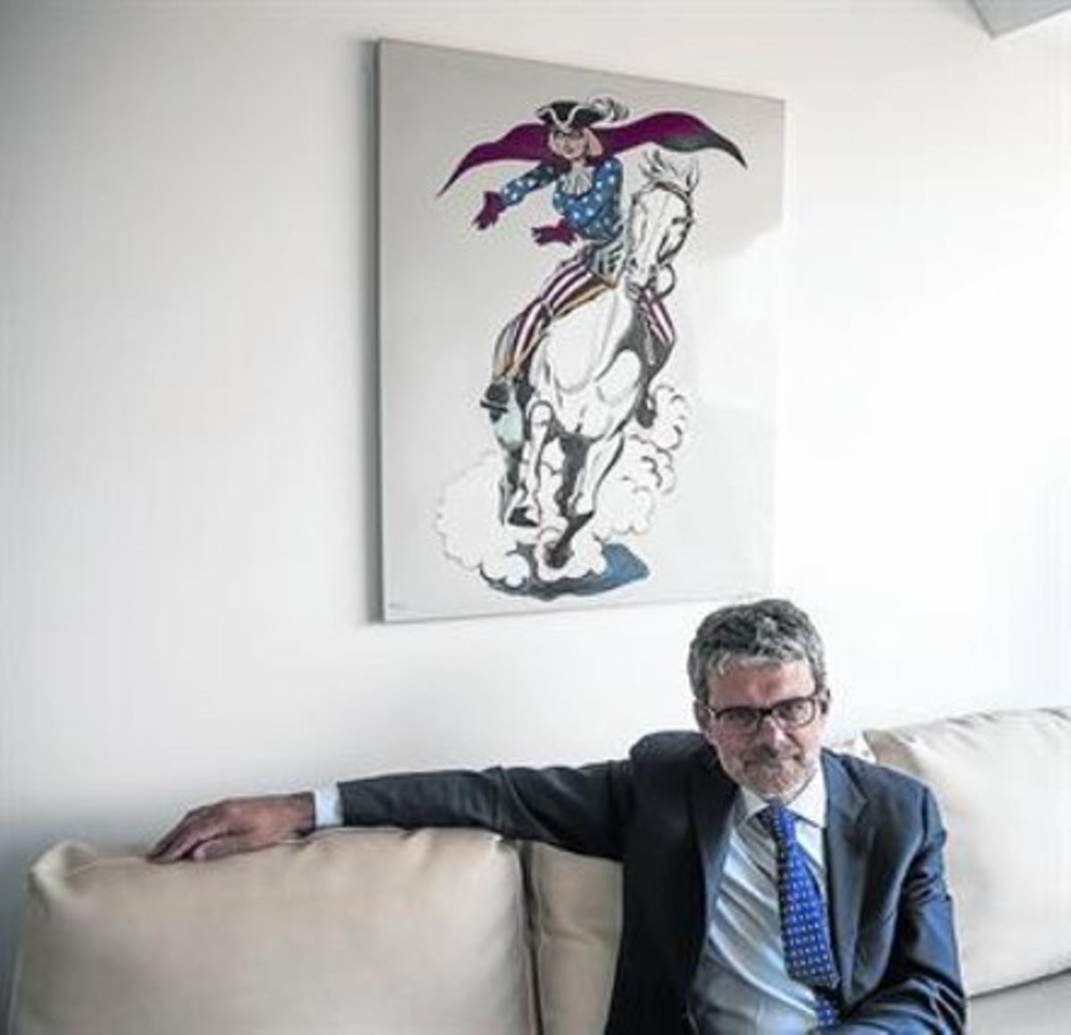 Jaime Malet, bajo un cuadro del ilustrador Mel Ramos, en su despacho.