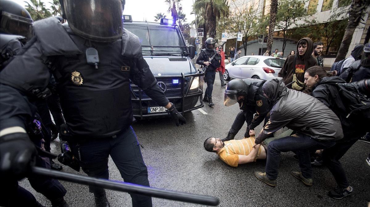 La Policía Nacional ha intentado desalojar a las personas concentradas ante el colegio electoral Ramon Llull. 