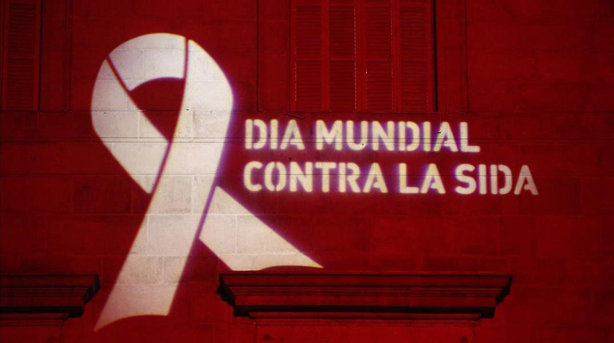 El ayuntamiento de Barcelona, iluminado de rojo con motivo del Día Internacional del Sida. 