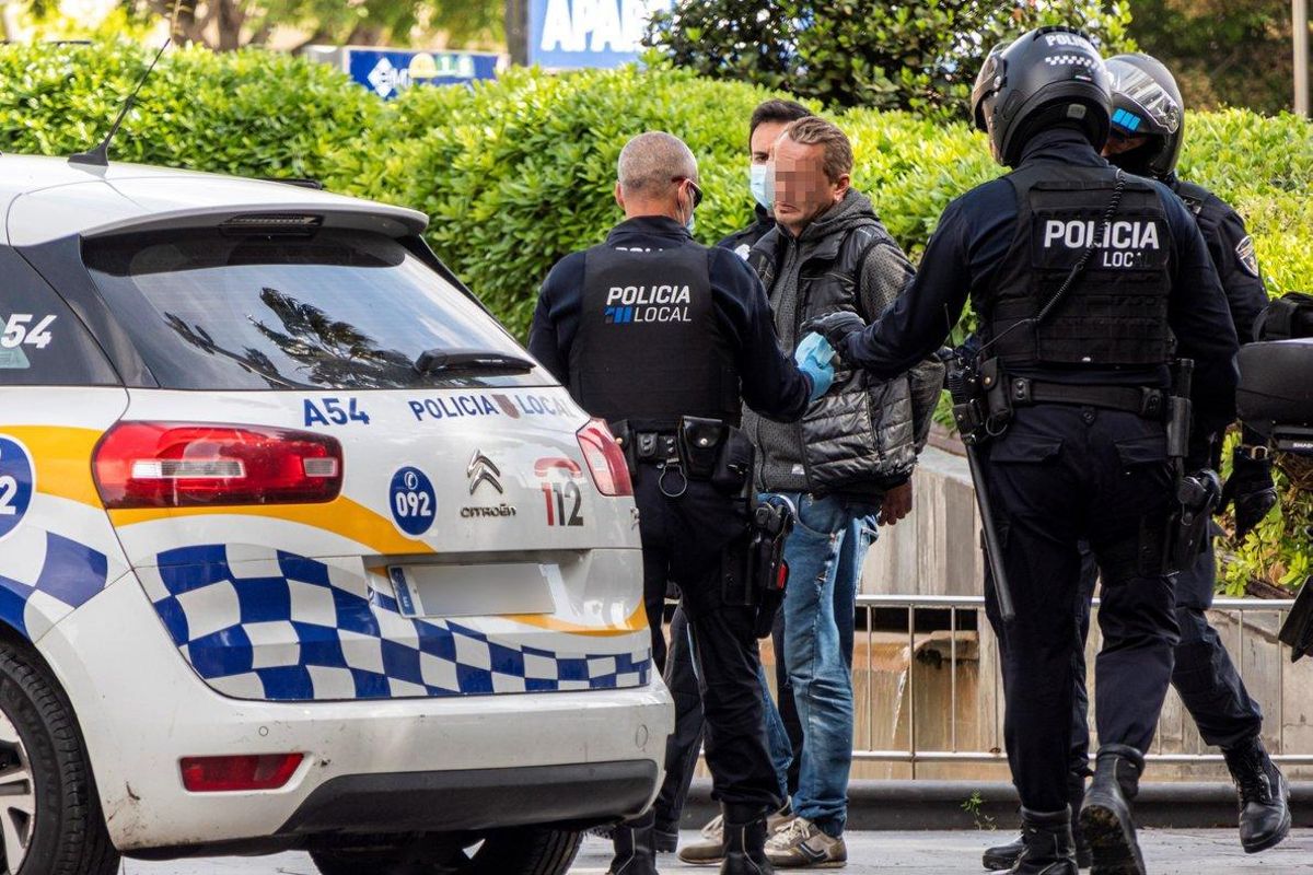 GRAF3613. PALMA DE MALLORCA, 21/04/2020.- La Policia detiene este martes en la Plaza España a un hombre que no cumplía el confinamiento decretado en el estado de alarma para frenar el avance del coronavirus. EFE/ Cati Cladera GRAF3613. PALMA DE MALLORCA, 21/04/2020.- La Policia detiene este martes en la Plaza España a un hombre que no cumplía el confinamiento decretado en el estado de alarma para frenar el avance del coronavirus. EFE/ Cati Cladera