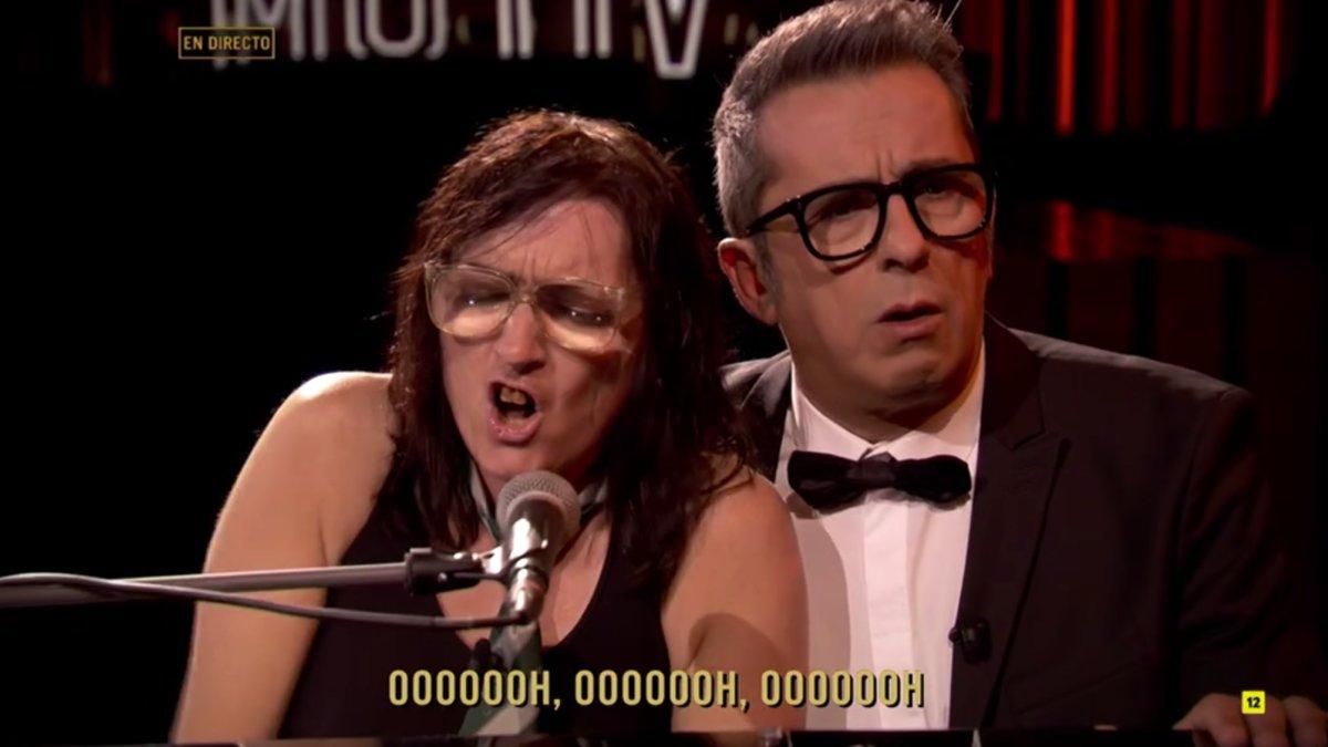 ’La niña de Shrek’ (Silvia Abril) y Andreu Buenafuente versionando ’Shallow’ en ’Late Motiv’. ’La niña de Shrek’ (Silvia Abril) y Andreu Buenafuente versionando ’Shallow’ en ’Late Motiv’.
