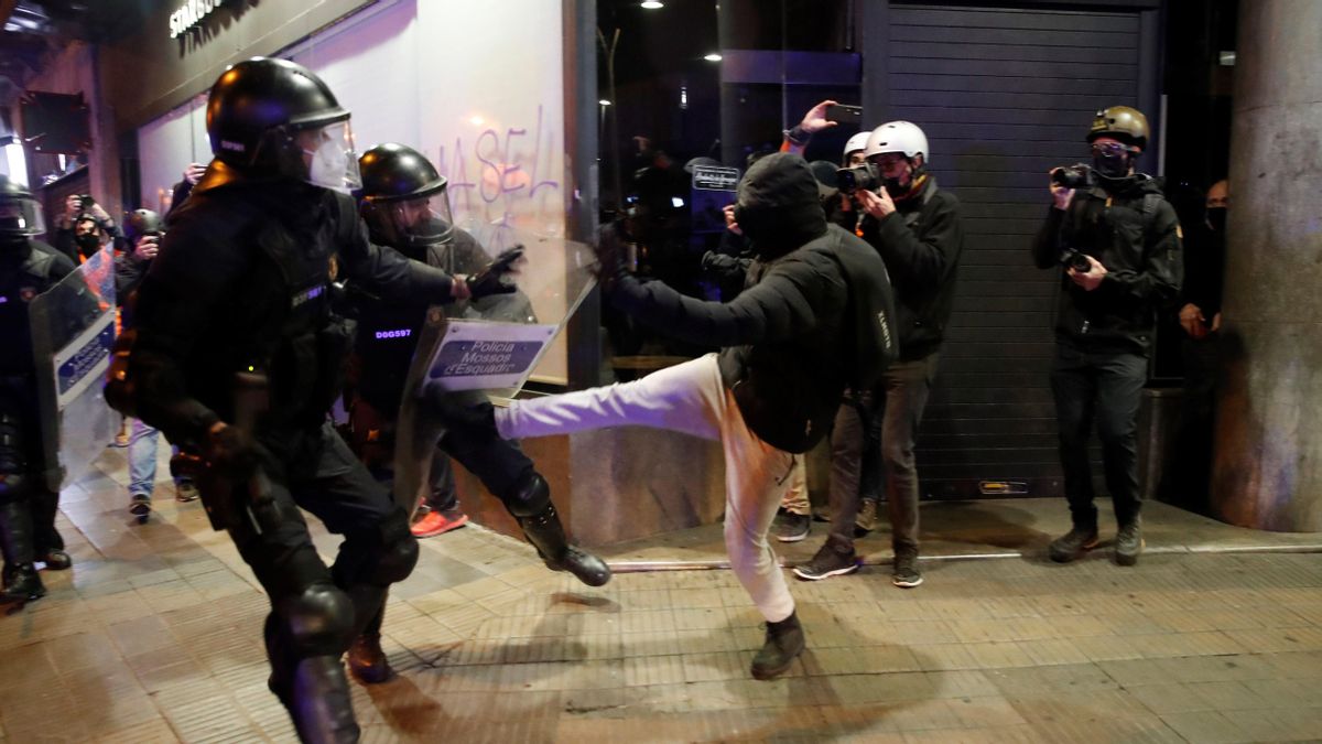 Mossos d´Esquadra y manifestantes se enfrentan en el centro de la ciudad de Barcelona. Mossos d´Esquadra y manifestantes se enfrentan en el centro de la ciudad de Barcelona.