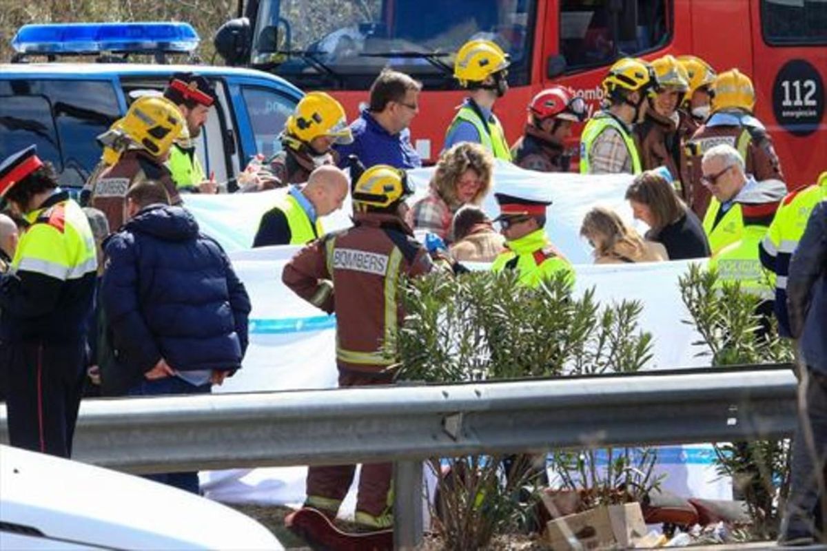 Personal de emergencia, en la zona del accidente. Personal de emergencia, en la zona del accidente.
